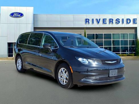 Used 2023 Chrysler Voyager LX FWD image 1