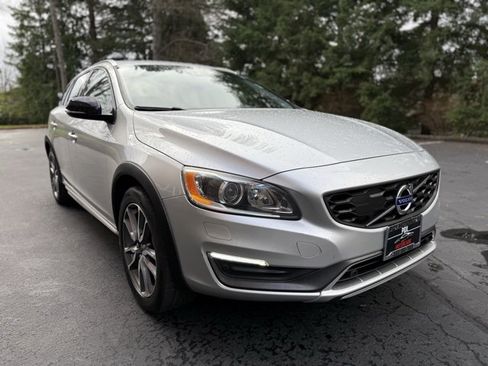 Used 2016 Volvo V60 T5 Cross Country Platinum image 3