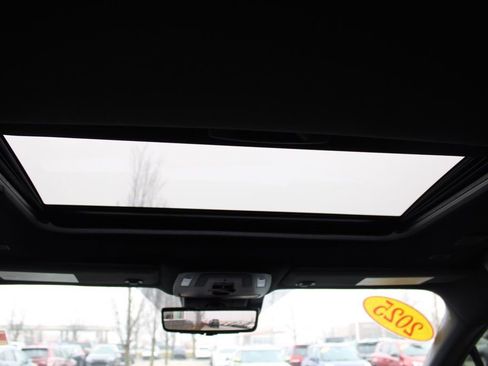 Used 2025 Toyota Sienna Platinum image 31