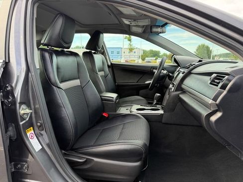 Used 2014 Toyota Camry SE w/ Moonroof Package FWD image 18