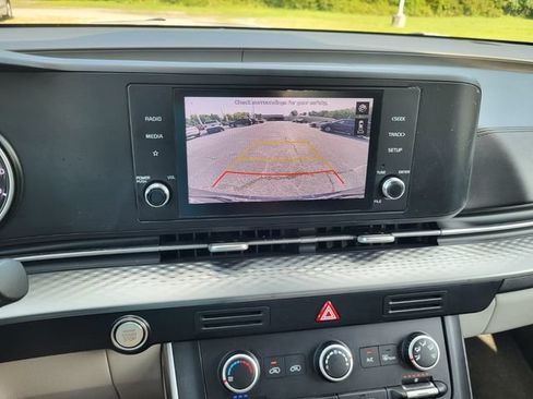 Used 2022 Kia Carnival LX FWD image 15