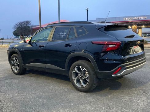 Used 2025 Chevrolet Trax LT w/ LT Convenience Package image 7