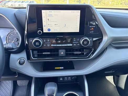 Used 2025 Toyota Highlander XLE image 25