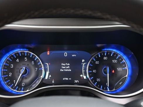 Used 2023 Chrysler Pacifica Touring-L FWD image 15