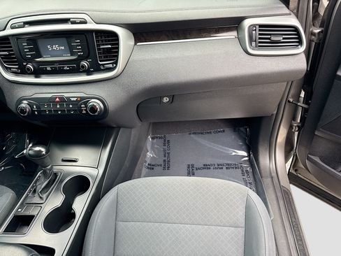 Used 2017 Kia Sorento FWD image 17