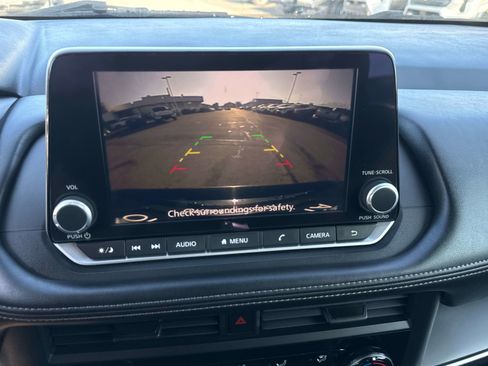 Used 2024 Nissan Rogue S AWD/4WD image 22