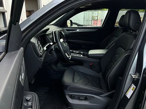 Used 2025 Volkswagen Atlas Cross Sport SE image 10