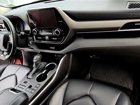 Used 2024 Toyota Highlander XLE AWD/4WD image 16