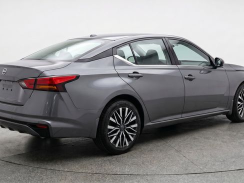 Used 2025 Nissan Altima 2.5 SV FWD image 9