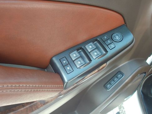 Used 2017 Chevrolet Suburban Premier RWD image 12