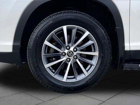 Used 2019 Toyota Highlander XLE FWD image 11