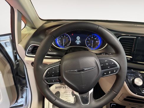 Used 2024 Chrysler Pacifica Touring-L FWD image 12
