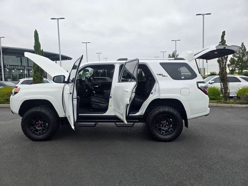 Used 2018 Toyota 4Runner TRD Off-Road Premium AWD/4WD image 12