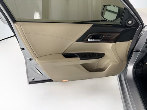 Used 2017 Honda Accord Touring image 24