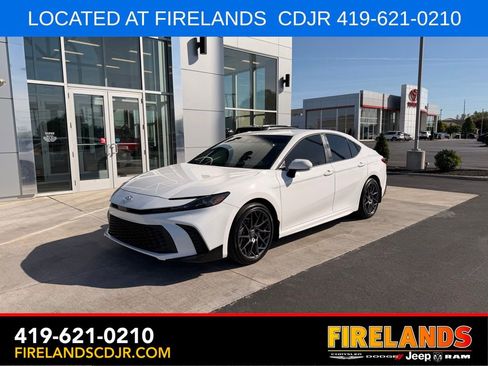 Used 2025 Toyota Camry SE FWD image 1