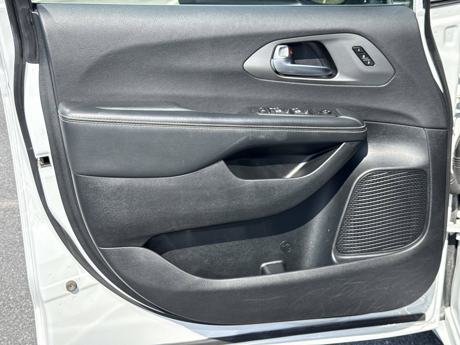 Used 2025 Chrysler Pacifica Select FWD image 23