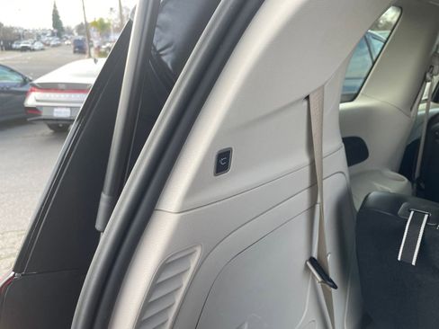 Used 2023 Chrysler Pacifica Touring-L image 23