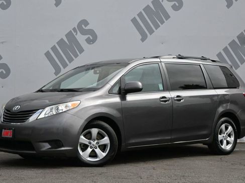 Used 2017 Toyota Sienna LE FWD image 1