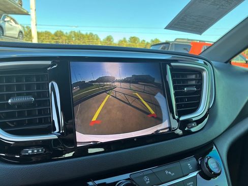 Used 2020 Chrysler Pacifica Touring-L Plus image 19