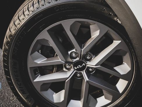 Used 2023 Kia Telluride LX image 3