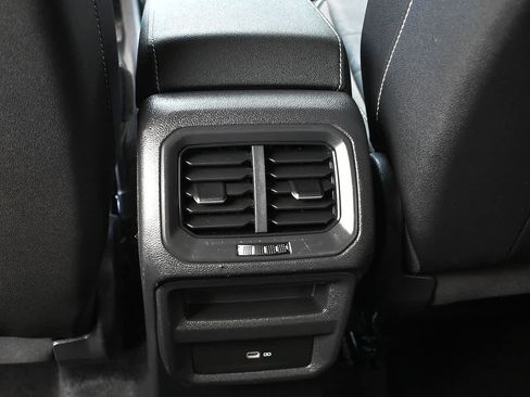 Used 2024 Volkswagen Taos SE AWD/4WD image 9