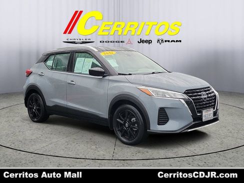 Used 2022 Nissan Kicks SV image 1