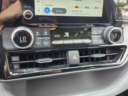 Used 2023 Toyota Highlander L image 24