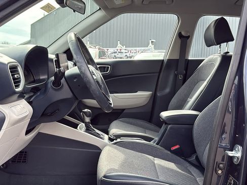 Used 2023 Hyundai Venue Limited image 12