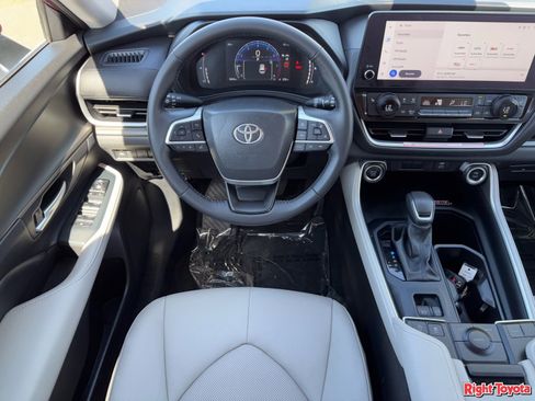 Certified 2025 Toyota Grand Highlander FWD image 16