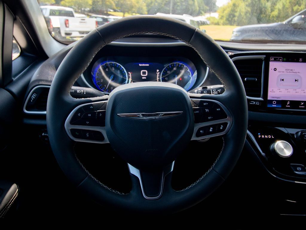 Used 2025 Chrysler Pacifica Select FWD image 25