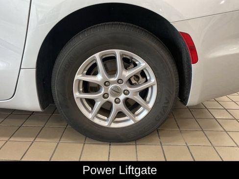 Used 2024 Chrysler Pacifica Touring-L FWD image 19