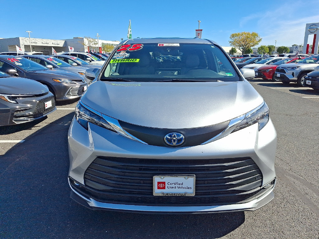 Certified 2025 Toyota Sienna XLE FWD image 2