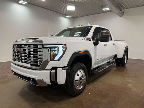 Used 2024 GMC Sierra 3500 Denali w/ Denali Reserve Package image 40