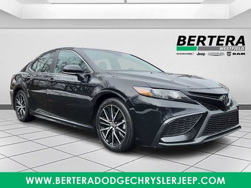 Used 2023 Toyota Camry SE image 1