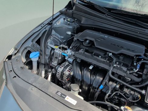 Used 2025 Hyundai Elantra Limited FWD image 13