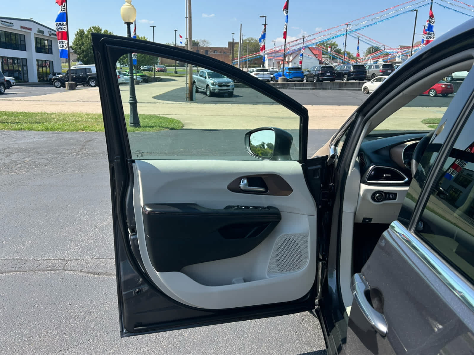 Used 2018 Chrysler Pacifica Touring Plus FWD image 19