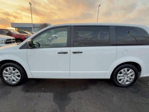 Used 2020 Dodge Grand Caravan SE w/ UConnect Hands-Free Group FWD image 5