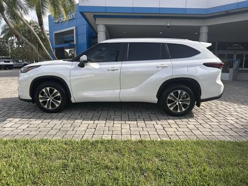 Used 2024 Toyota Highlander XLE FWD image 32