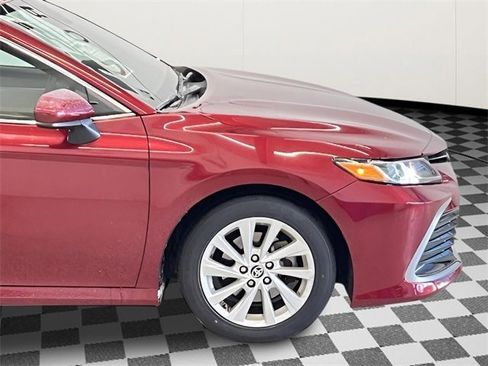 Used 2021 Toyota Camry LE image 5