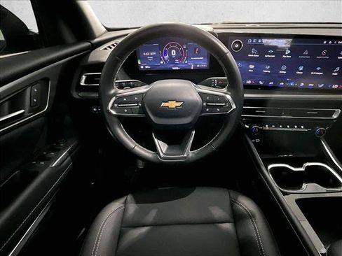 Used 2025 Chevrolet Traverse LT w/ Driver Confidence Package FWD image 7
