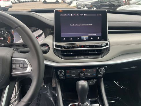 Used 2025 Jeep Compass Limited image 21