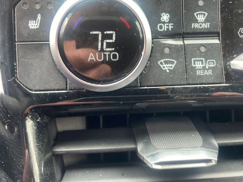 Used 2023 Toyota Highlander XSE image 16