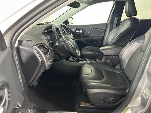 Used 2019 Jeep Cherokee Limited FWD image 12