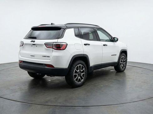 Used 2025 Jeep Compass Trailhawk image 9
