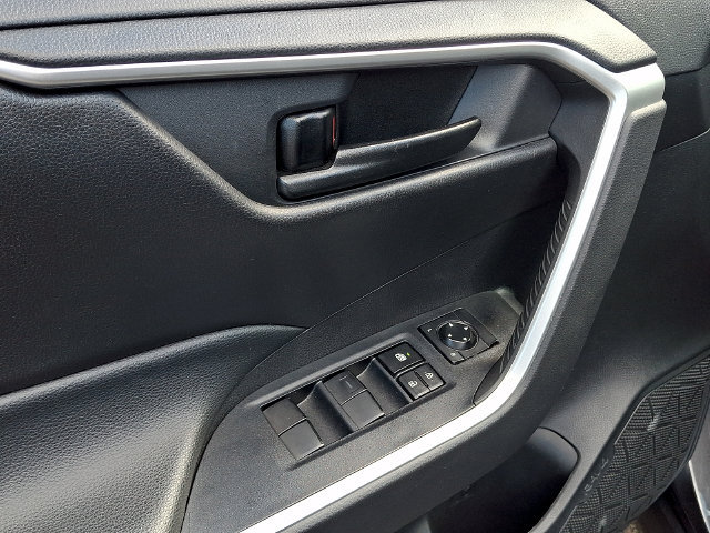 Certified 2022 Toyota RAV4 LE AWD/4WD image 8