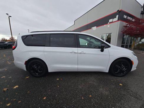 Used 2024 Chrysler Pacifica Premium image 3