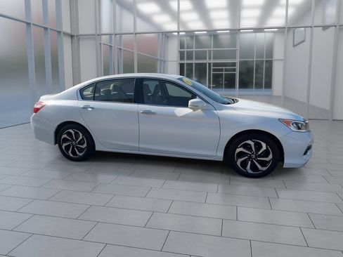 Used 2017 Honda Accord EX-L image 9