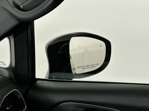 Used 2025 Chrysler Pacifica Select image 24