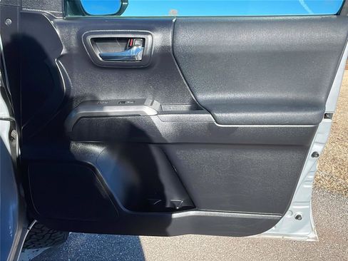 Used 2020 Toyota Tacoma TRD Sport image 13