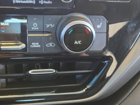 Used 2020 Toyota Highlander XLE AWD/4WD image 48